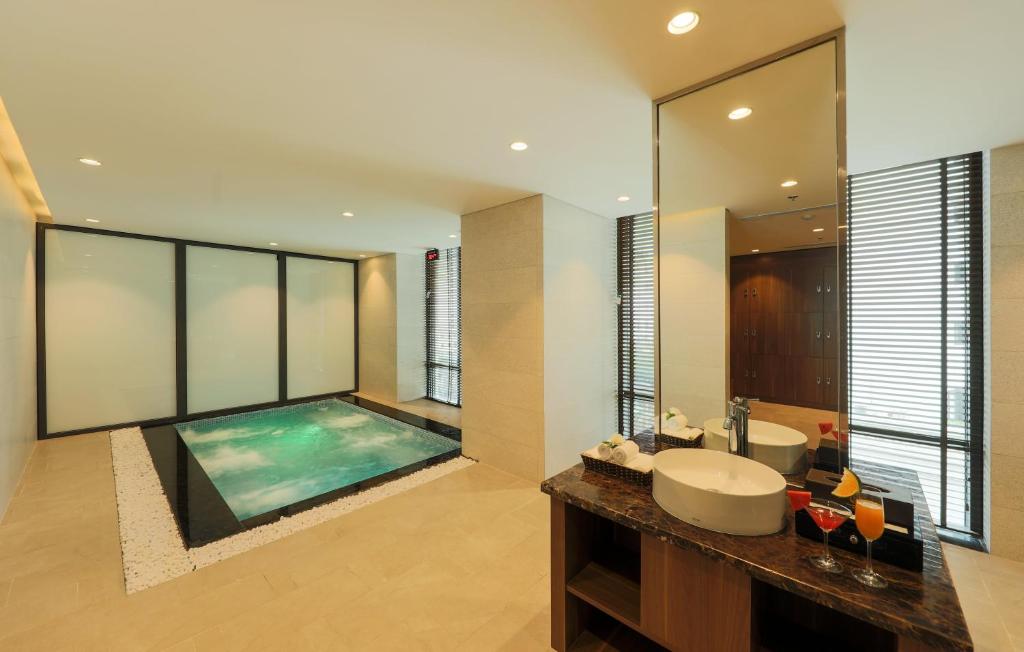 Grand Vista Hanoi Hotel